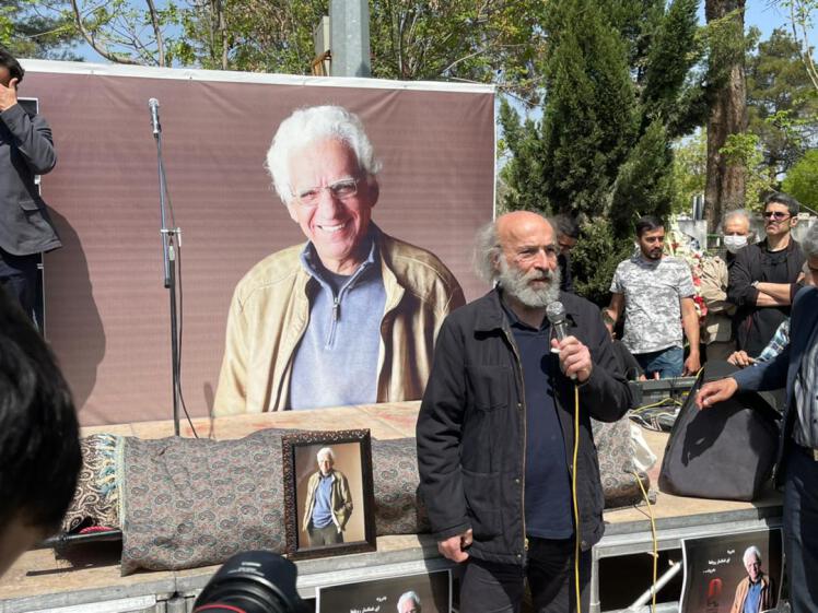 مراسم خاکسپاری کارگردان مرحوم کیومرث پوراحمد دربهشت زهراقطعه هنرمندان